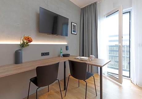Apartment - Queen bed and balcony