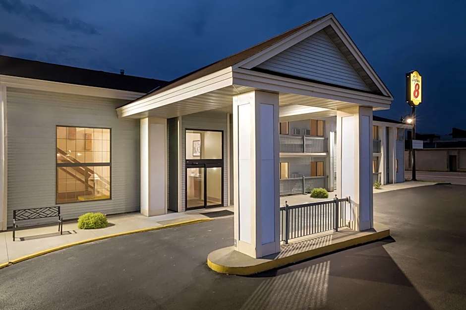 Super 8 by Wyndham La Crosse