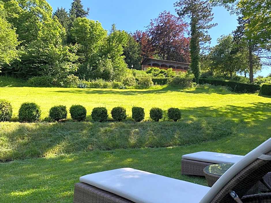 DAS SCHLOSSBERG - Boutique Hotel im Park- Nahe der Therme