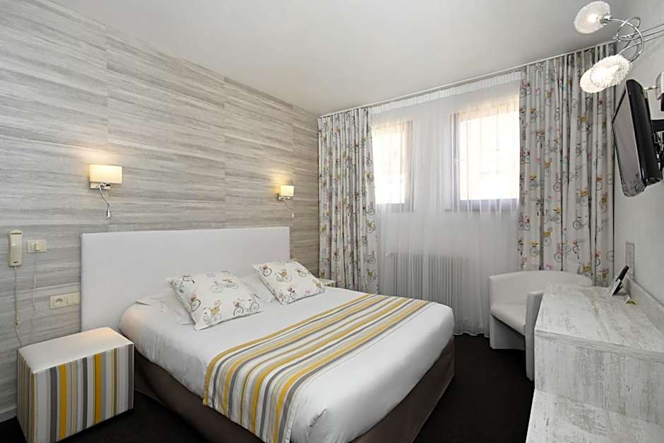 Logis Hôtel du Centre - Halte idéale en cyclotourisme avec garage à vélos clos