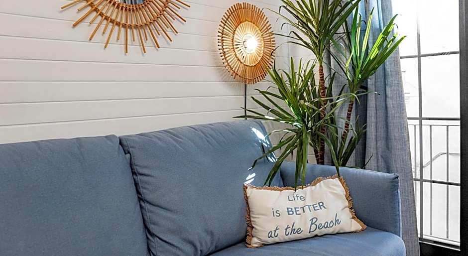 "Breeze" Aparthotel by Parrot`s House