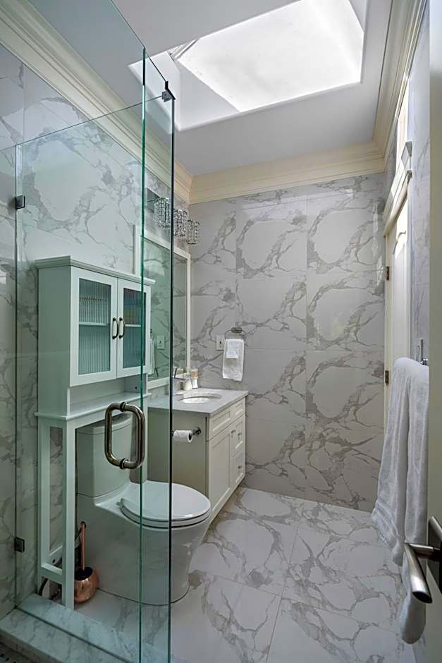 Luxurious Multi-Family Home in Vancouver West, 10 Mins Downtown