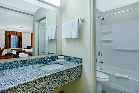 SUITE-1 KING BED,NSMK,HOTTUB,SOFA,MICRFG,IRON,COFMKR,FULL BREAKFAST
