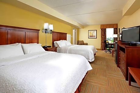 2 QUEENS MOBILITY ACCESS W/TUB NONSMOKING - MICROWV/FRIDGE/HDTV/WORK AREA - FREE WI-FI/HOT BREAKFAST INCLUDED -