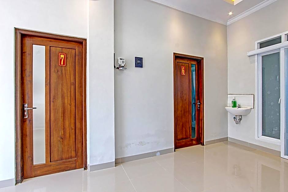 OYO 92879 Imperial Inn