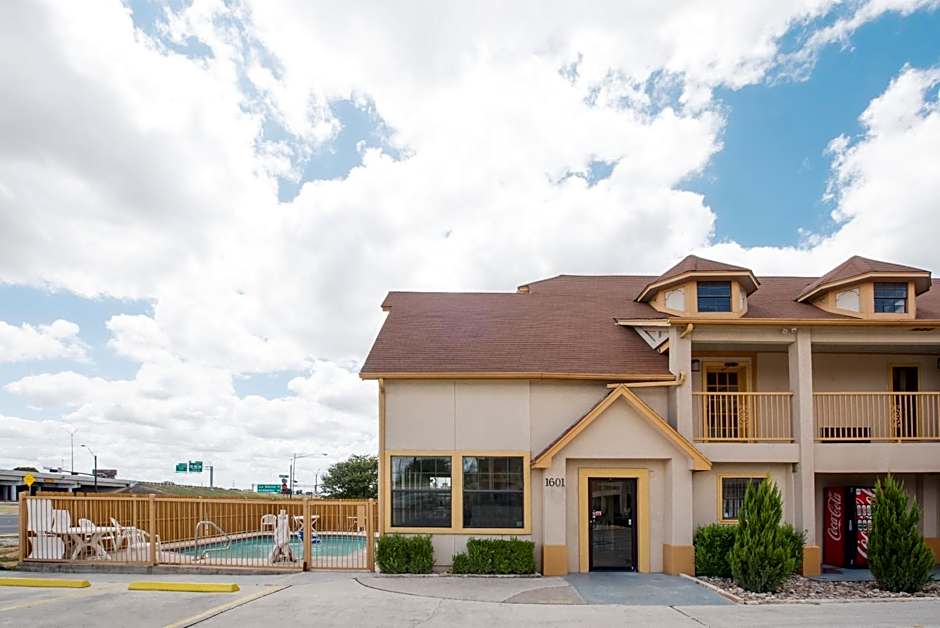 Howard Johnson by Wyndham San Marcos