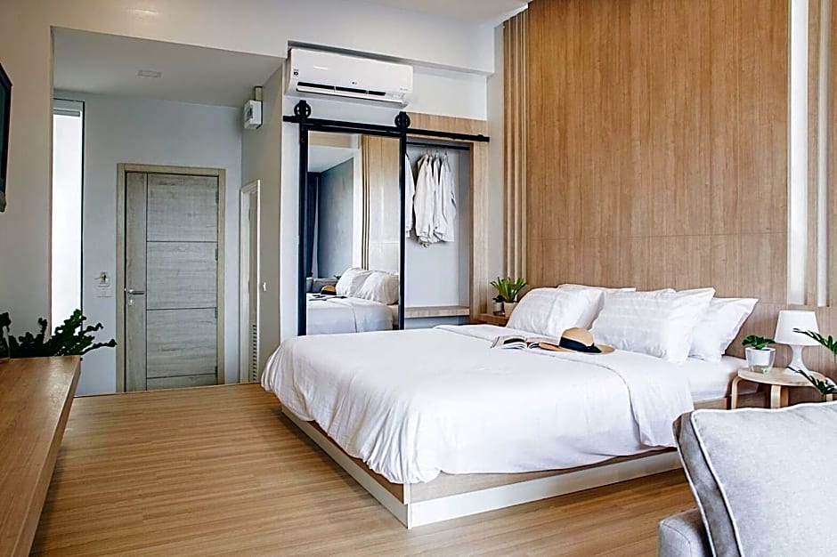 Home by the Bridge Hotel