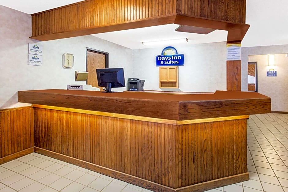 Days Inn & Suites by Wyndham Davenport East