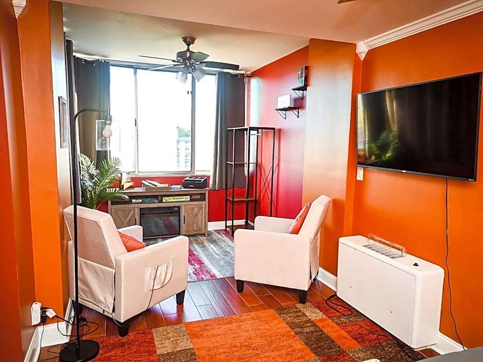 Perfect DTWN 2 Bed Condo with Cali King Bed and Gym