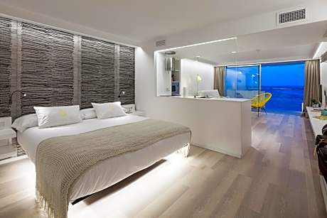 Studio Apartment with Sea View Higher Floors