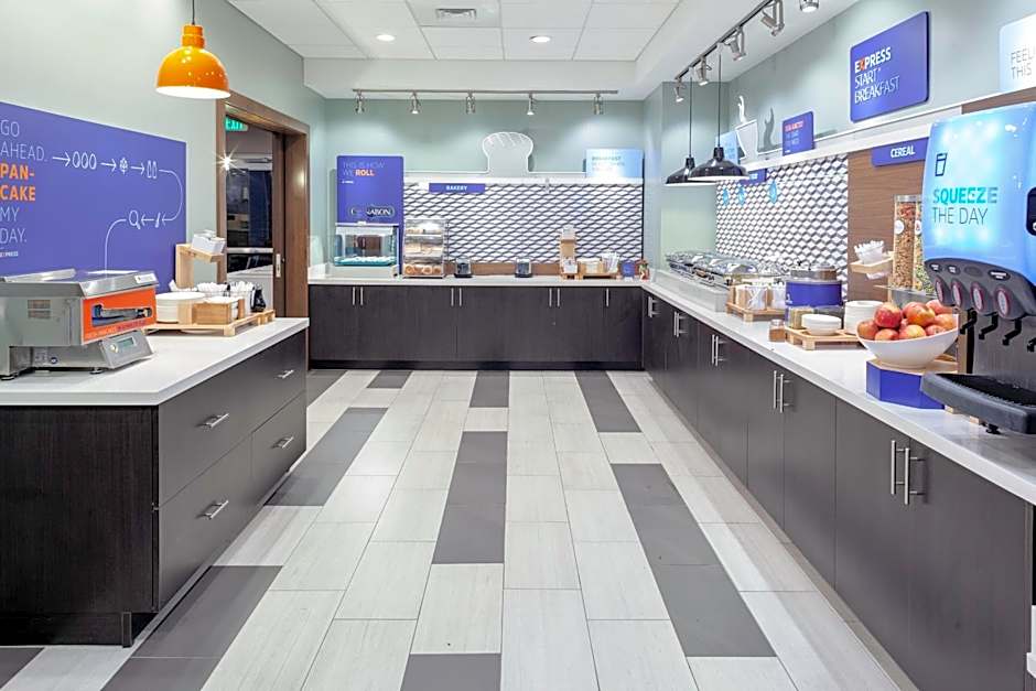 Holiday Inn Express and Suites Gilbert - East Mesa By IHG