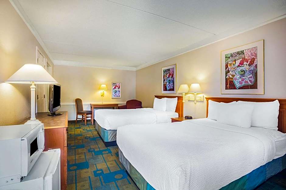 Super 8 by Wyndham Eagle Pass