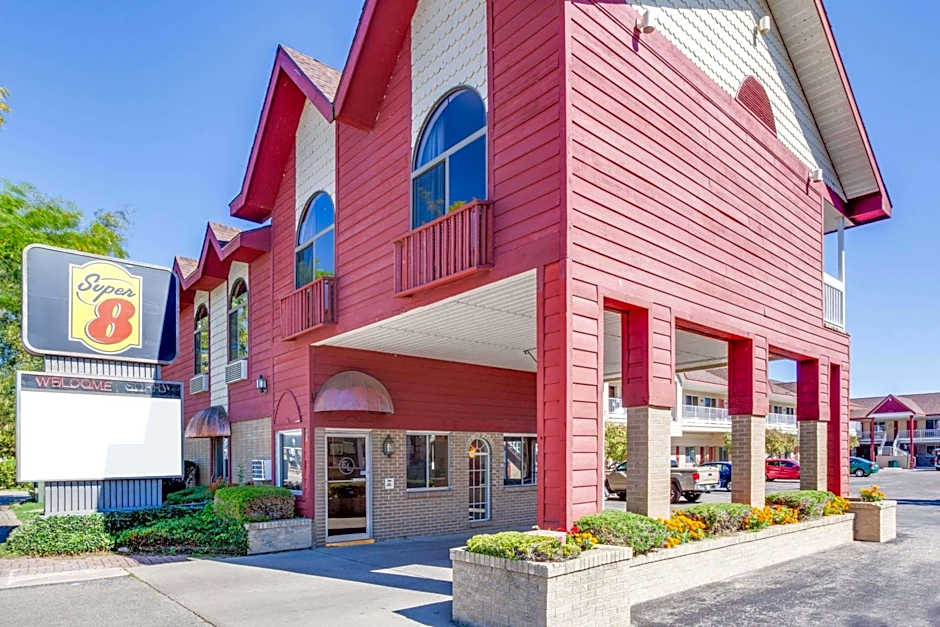 Super 8 by Wyndham Mackinaw City/Beachfront Area