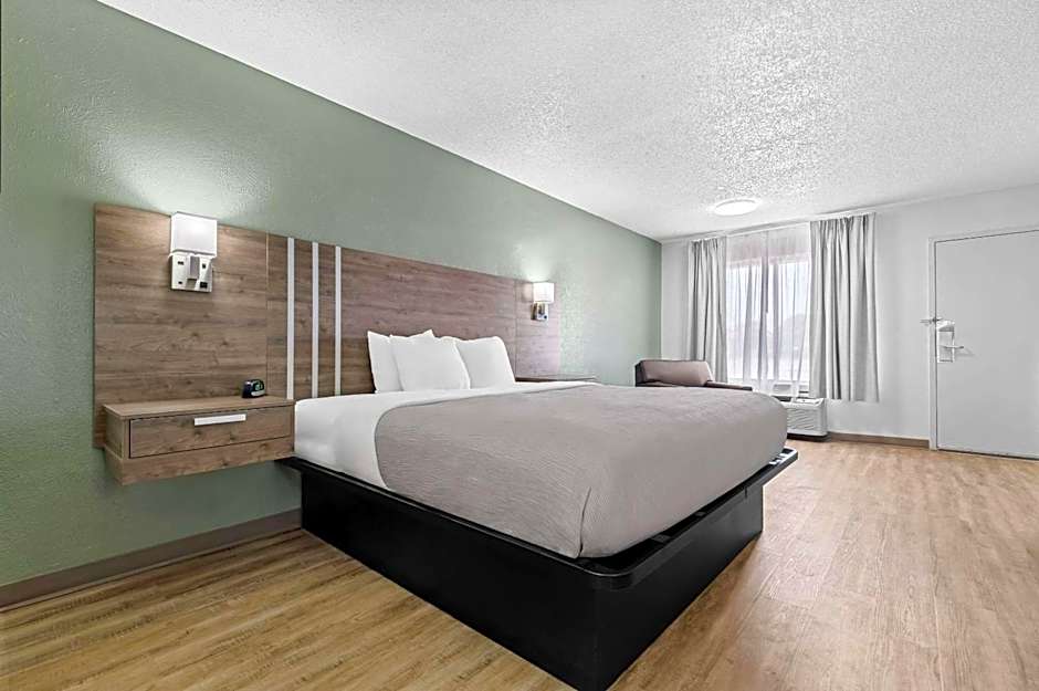Photo 1 of 4 of 1 King Bed, Nonsmoking