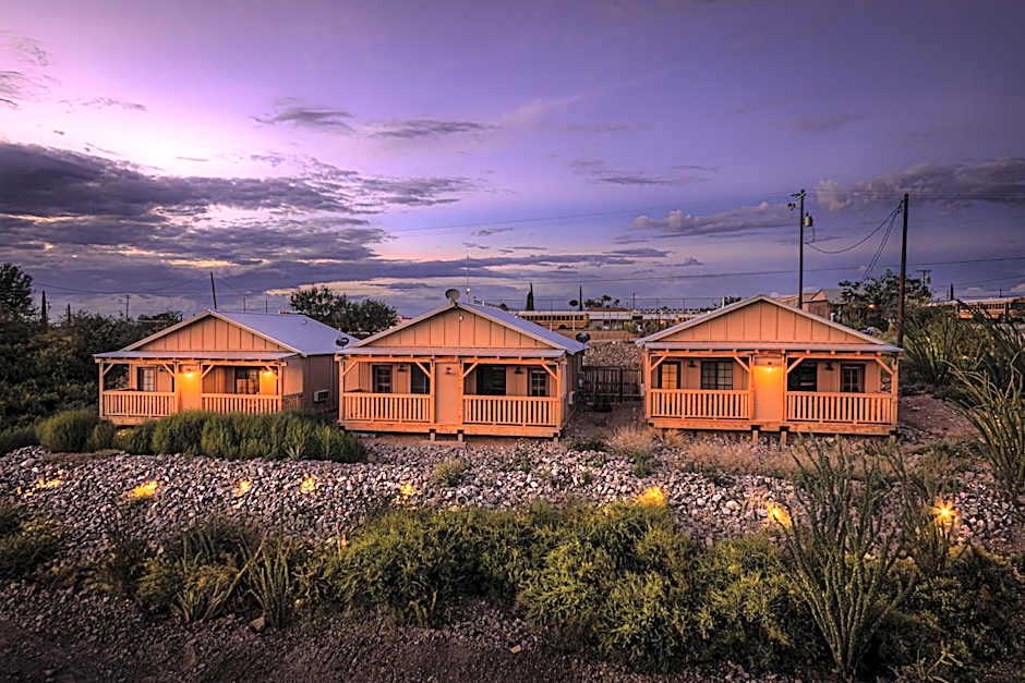 -Pet Friendly- Miners Cabin #5 -Two Double Beds - Private Balcony