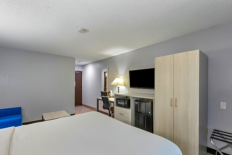Days Inn by Wyndham Savannah Gateway I-95