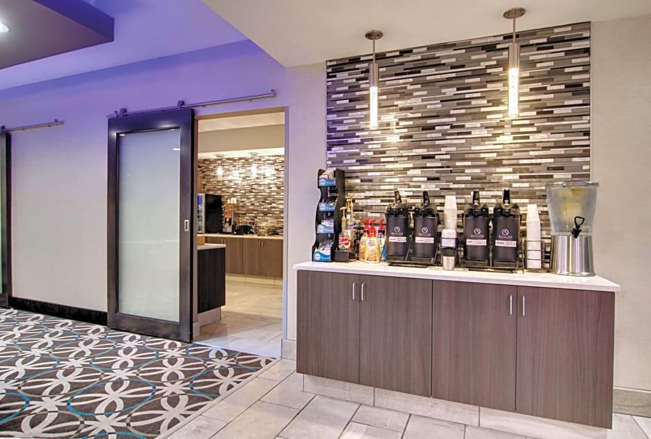 La Quinta Inn & Suites by Wyndham Cleveland Airport West