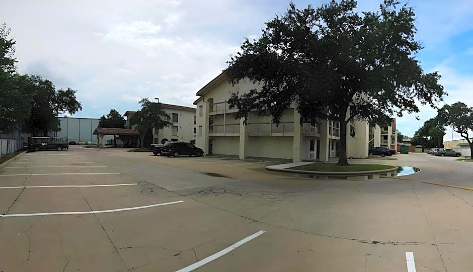 Red Roof Inn & Suites Houston - Hobby Airport