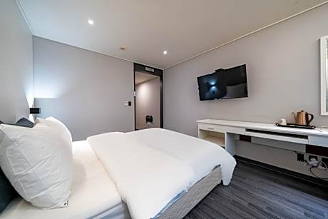 Premium Double Room-Breakfast for 1 Except Sundays, Fitness Center, Laundry Room, Netflix Included