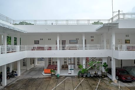 RedDoorz Plus near UMS Solo