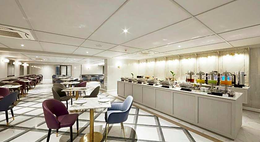 The Quarter Ploenchit by UHG