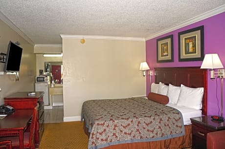 1 Dlx King Accessible Room NS