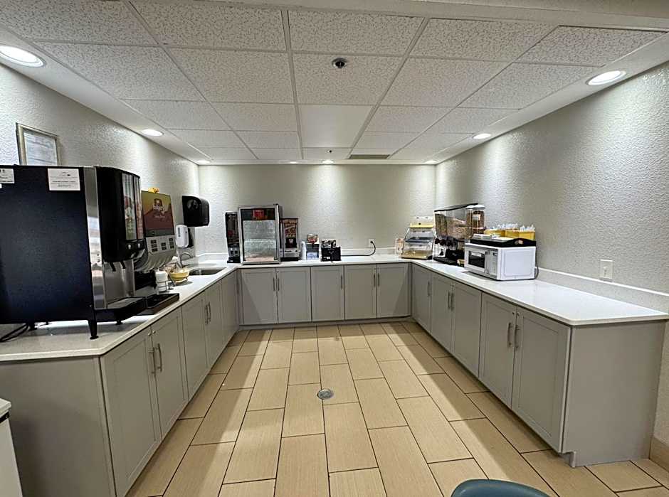 Days Inn & Suites by Wyndham Cedar Rapids