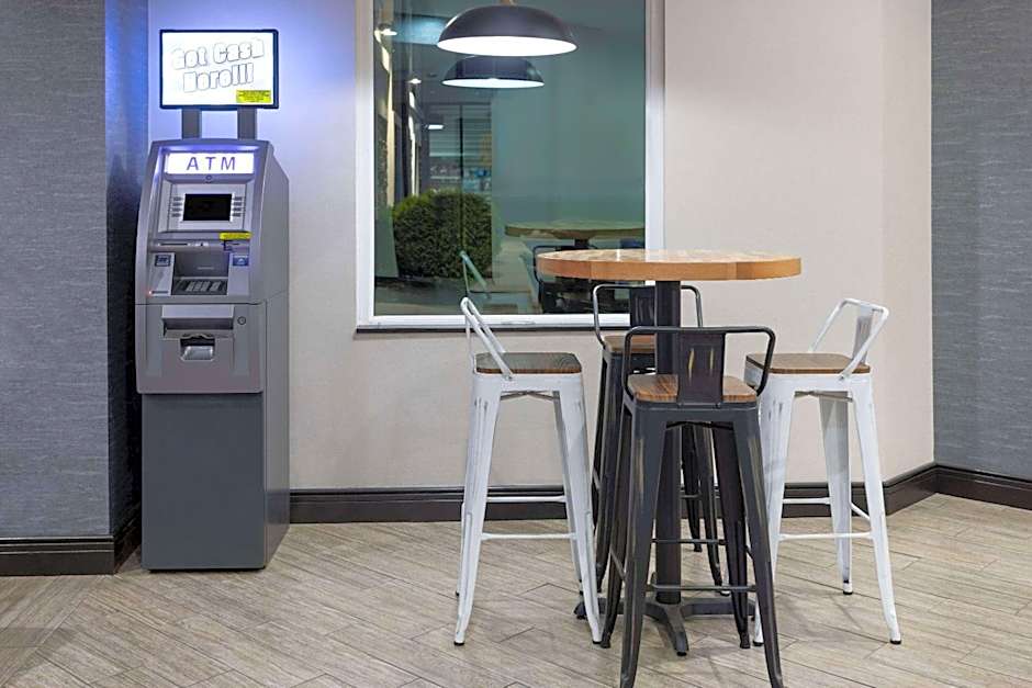 La Quinta Inn & Suites by Wyndham Buffalo Airport