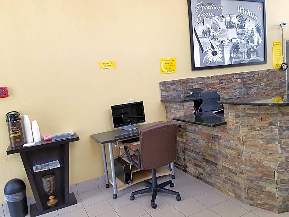 Super 8 by Wyndham Wichita Airport