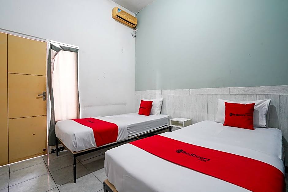 RedDoorz near Alun - Alun Magetan