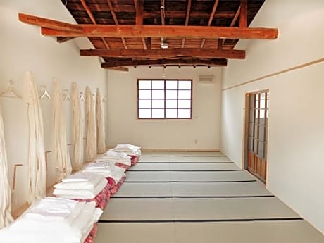Mixed Dormitory - shared bathroom