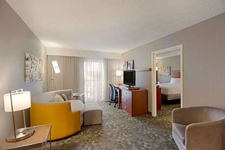 One-Bedroom Two Queens Suite with Pool View