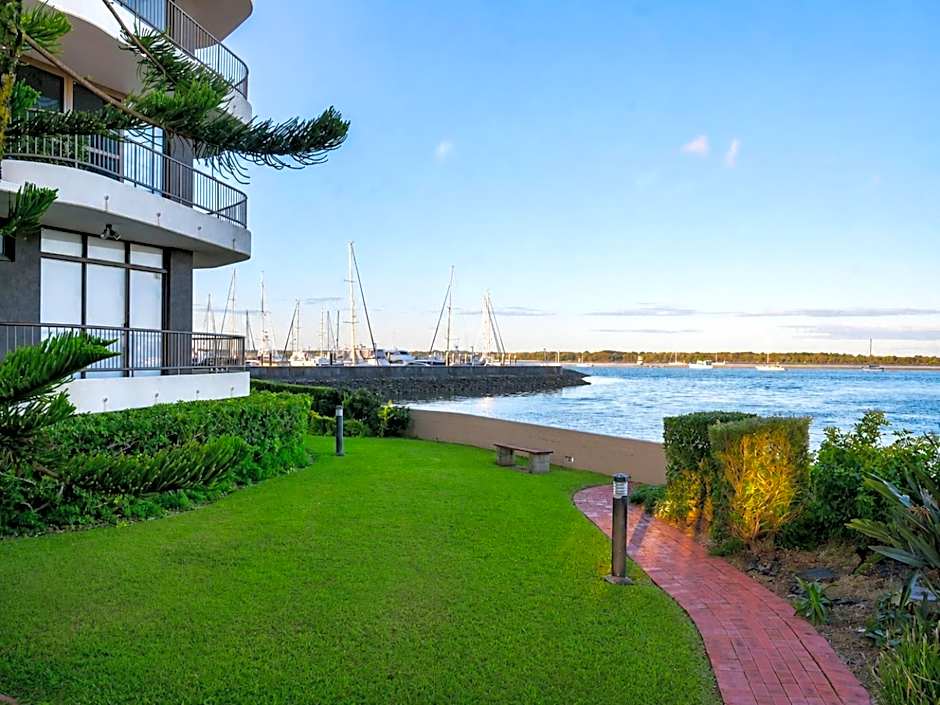 Broadwater Shores Waterfront Apartments