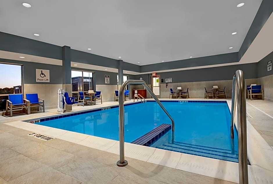 Holiday Inn Express & Suites - Milwaukee - Brookfield