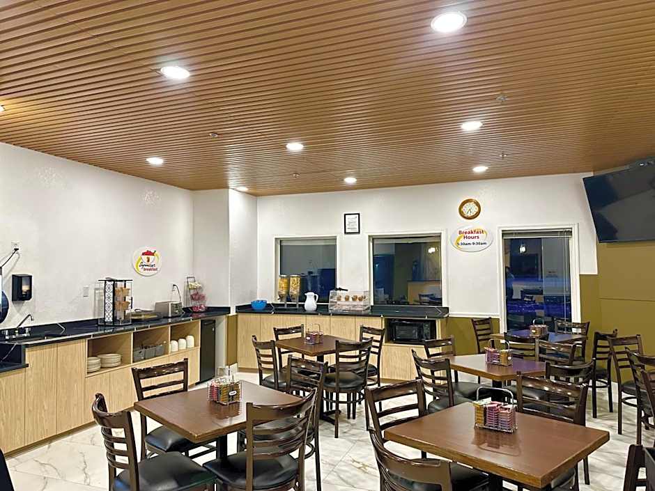 Super 8 by Wyndham Hinton