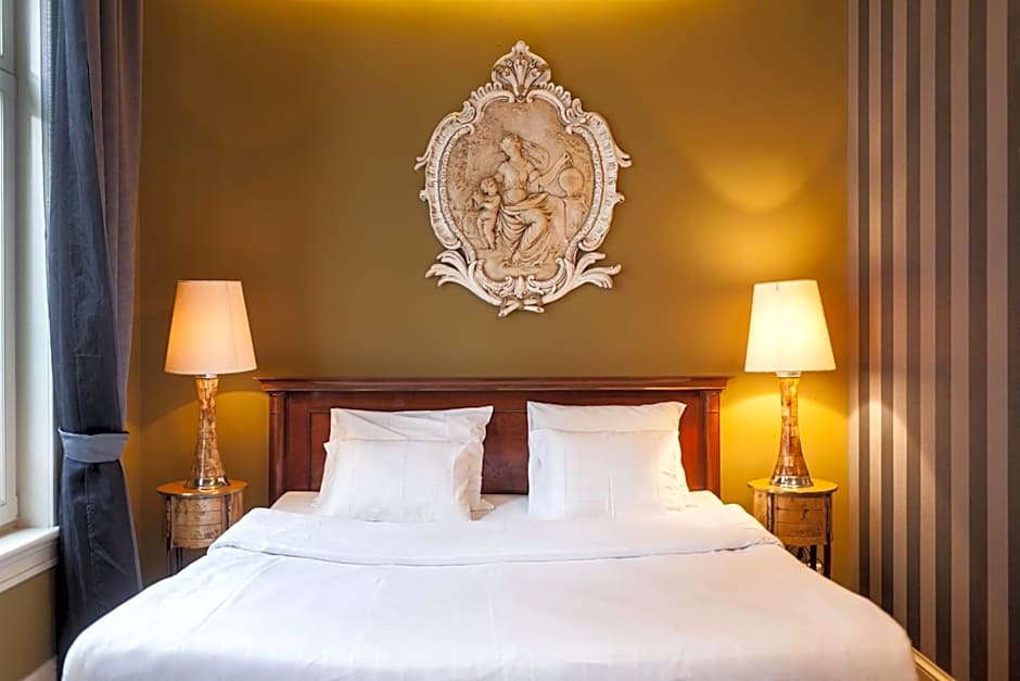 Hotel Diamonds and Pearls