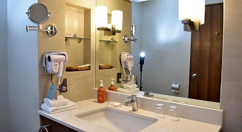 Holiday Inn and Suites Batangas Limapark By IHG