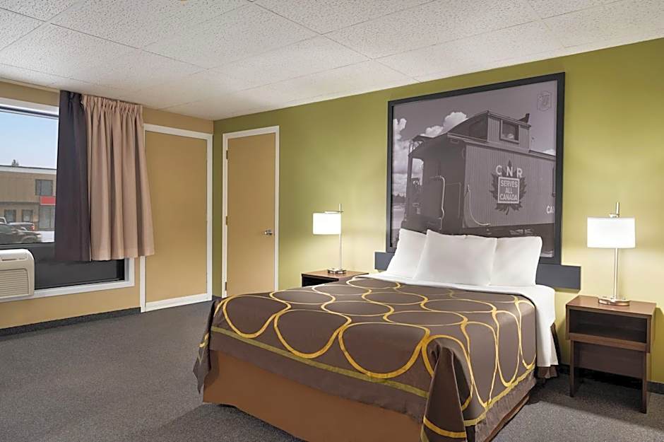 Super 8 by Wyndham Hearst ON