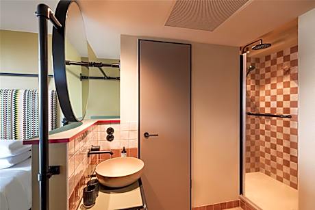 1 KING BED RIVER VIEW