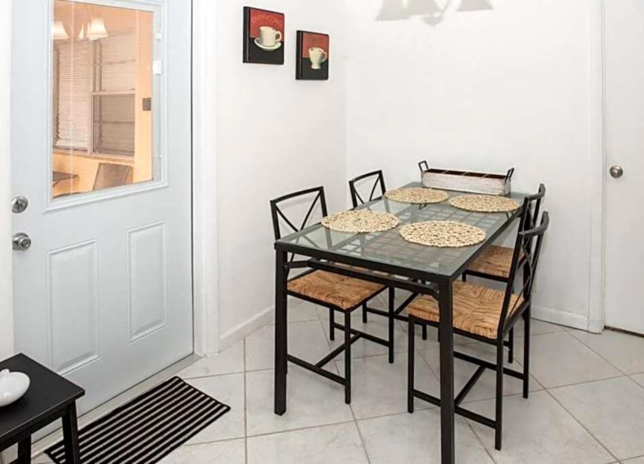 Aloha Apartments On the Intracoastal-Walk to the Beach