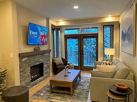 Cozy Modern Ski-in & Ski-out, Hot Tub, Townhouse