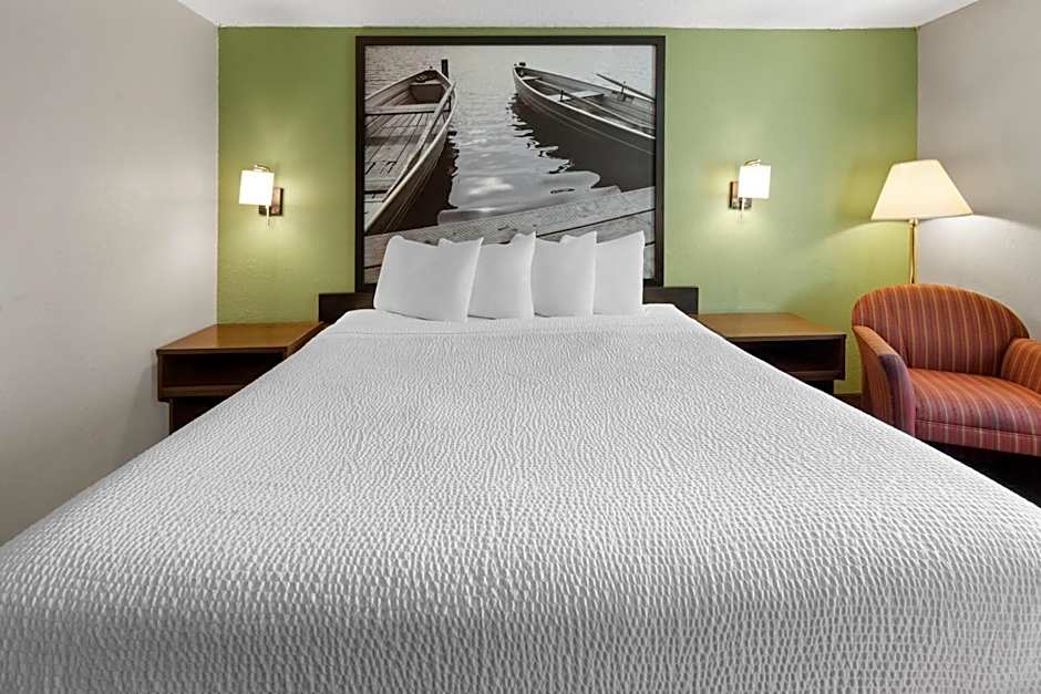 Super 8 by Wyndham Winona MN