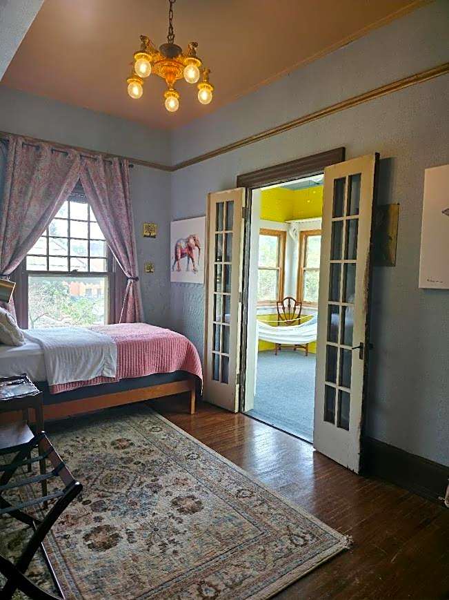 The Kings Throne Inn and Guest House