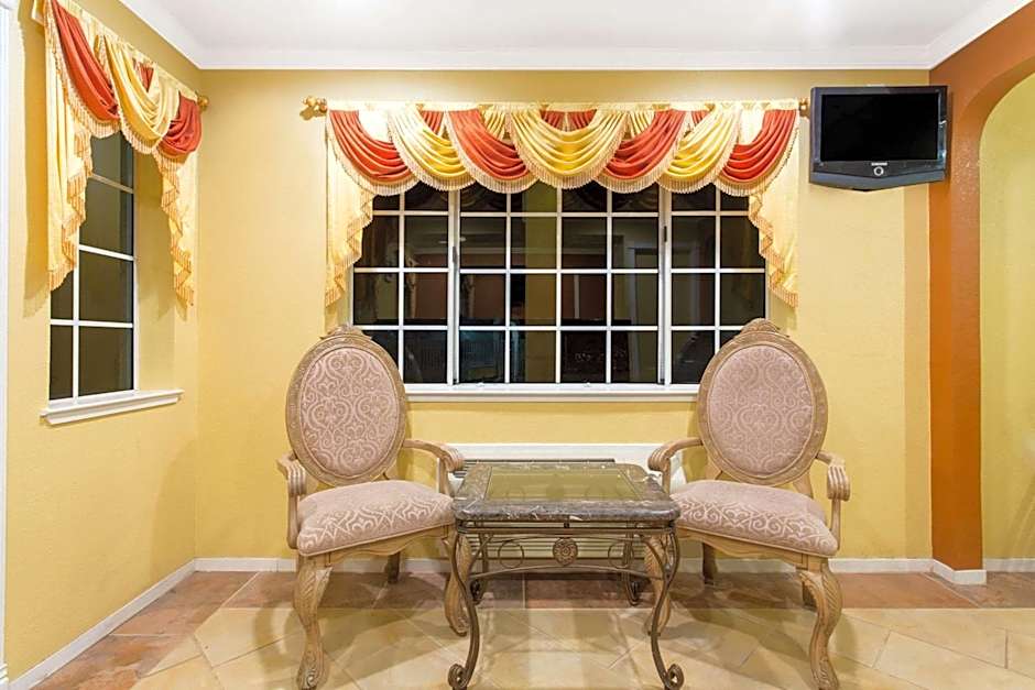 Upper Lake Inn & Suites