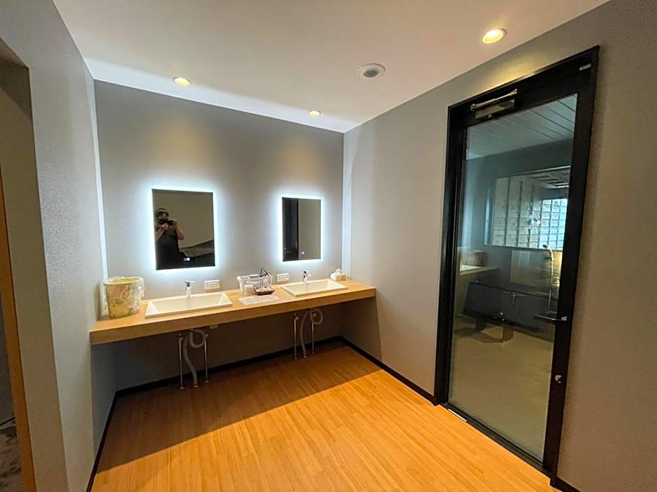 Shoji Lake Hotel