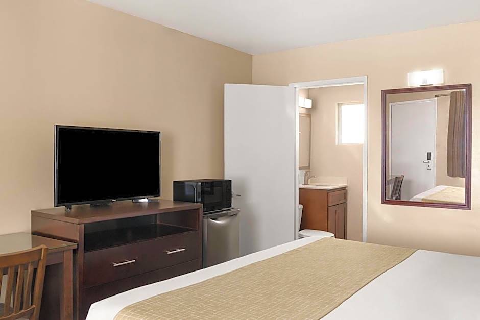 Travelodge by Wyndham Everett City Center