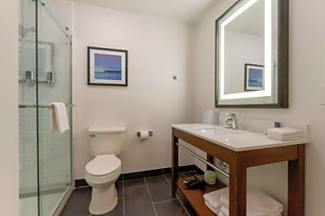 Deluxe Guest room with 1 King bed, River view