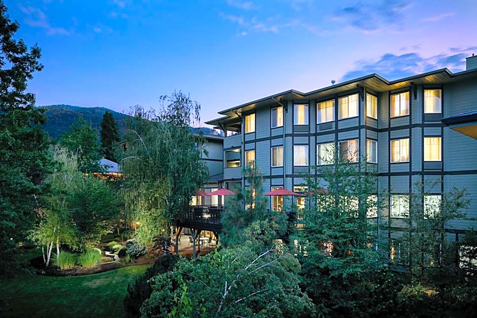 Plaza Inn & Suites at Ashland Creek