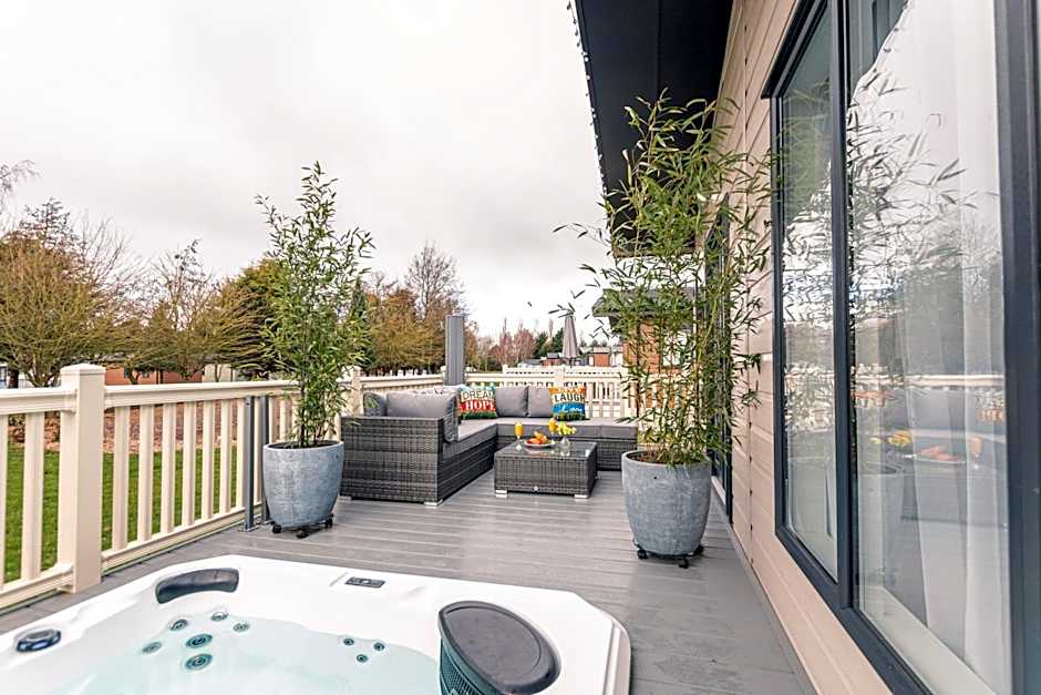Primrose Lodge with Hot Tub