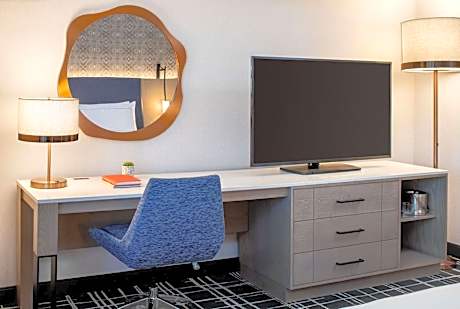 Queen Suite with Roll-In Shower - Mobility Accessible